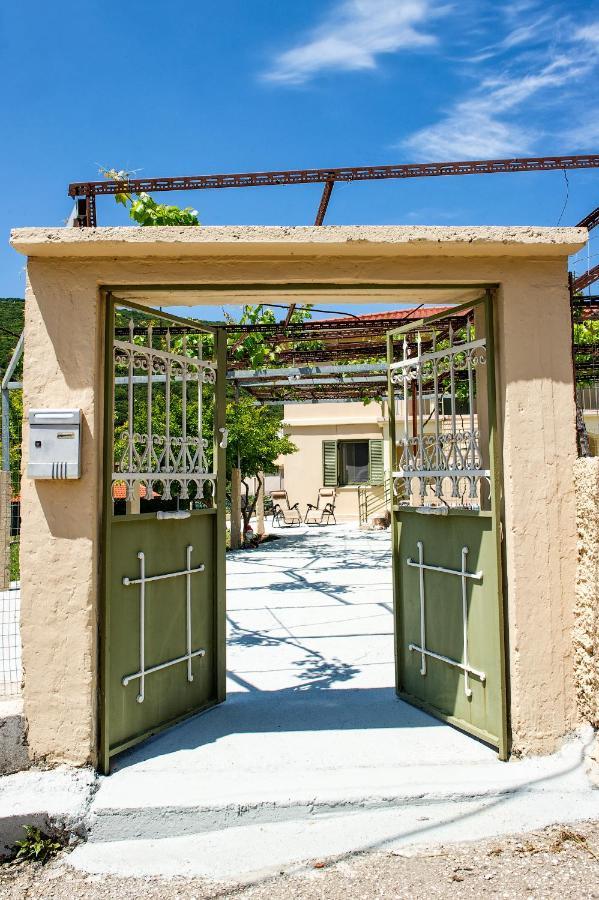 Garbis Garden View Apartamento Valsamata Exterior foto